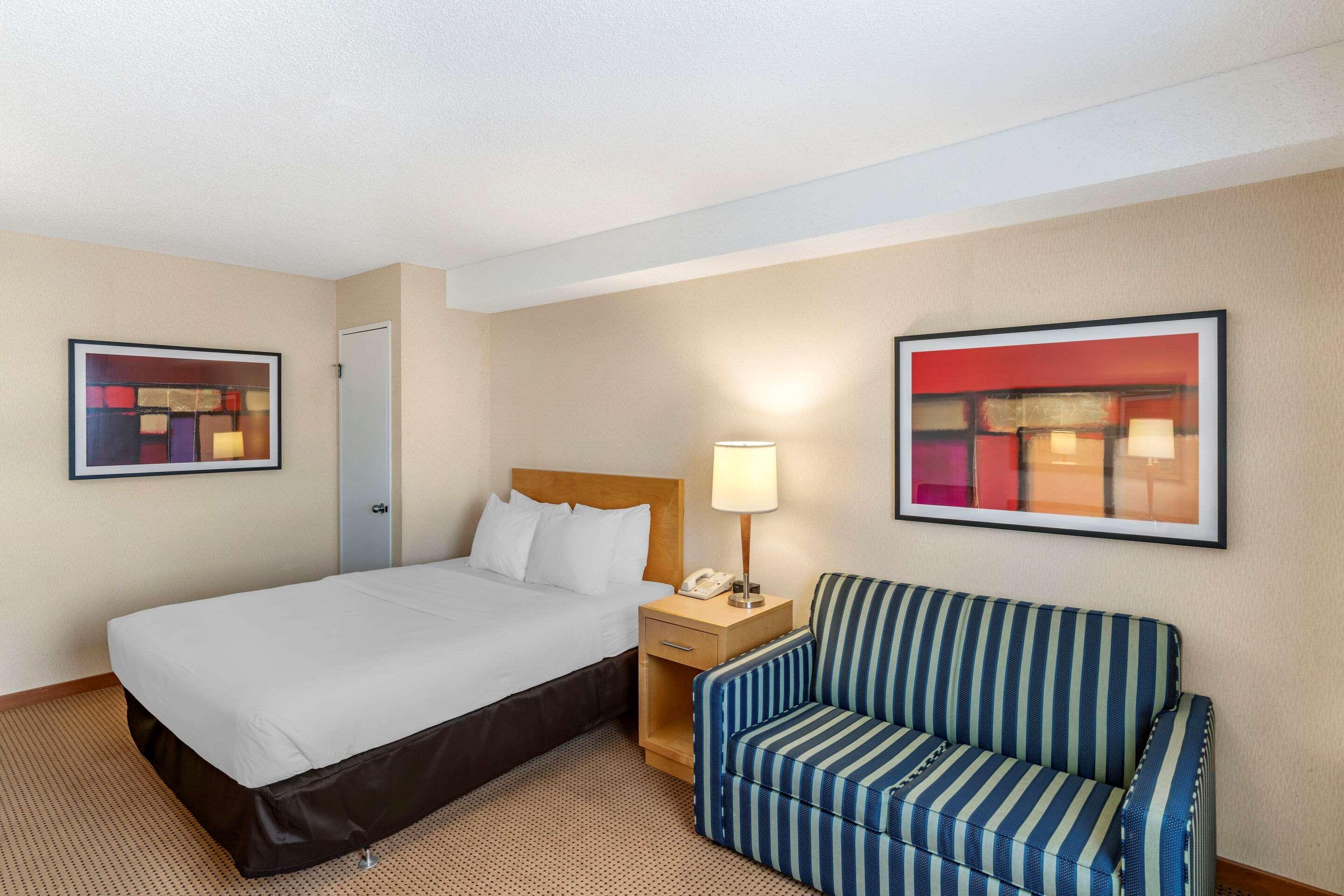 Quality Inn And Suites Montreal East Εξωτερικό φωτογραφία