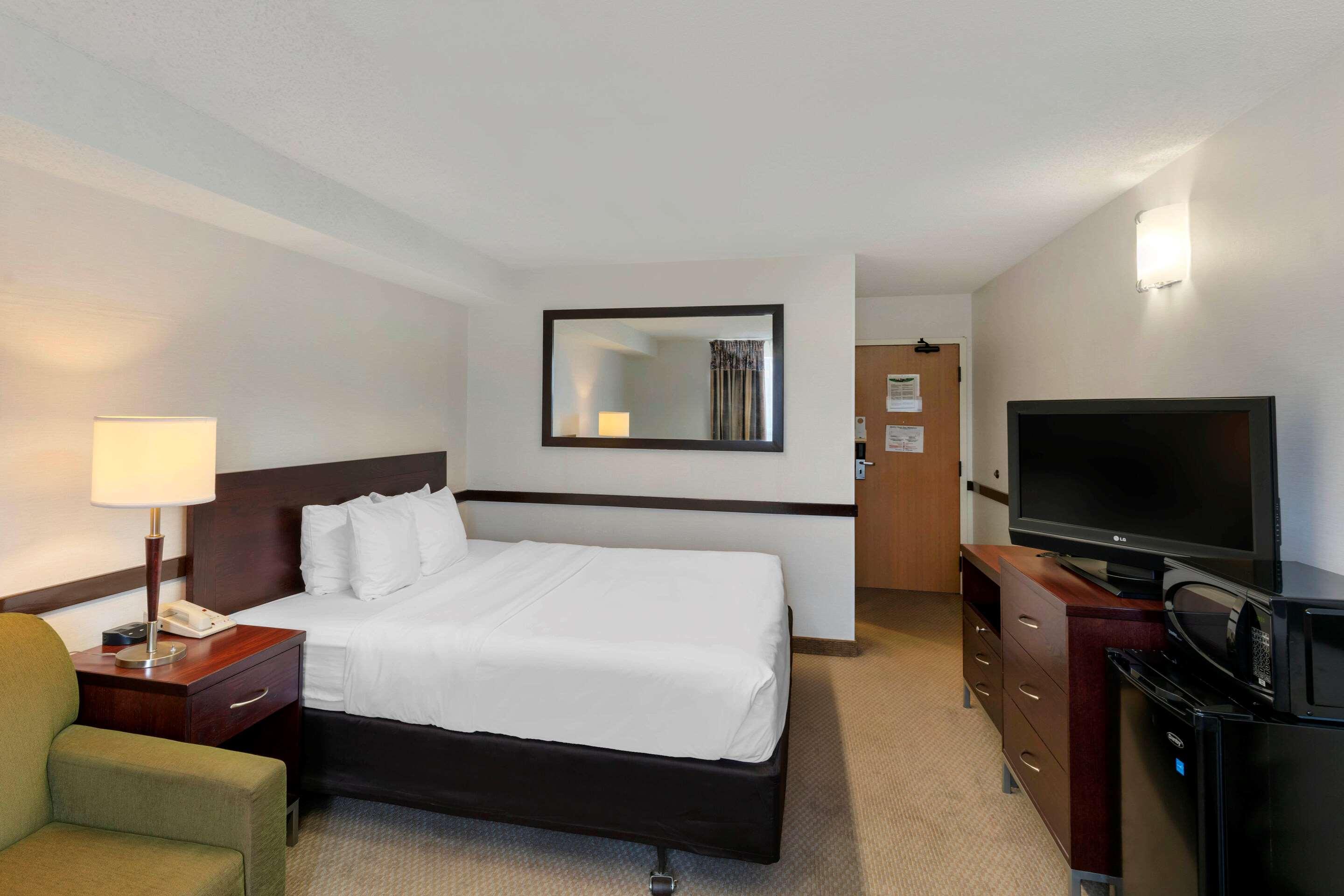 Quality Inn And Suites Montreal East Εξωτερικό φωτογραφία