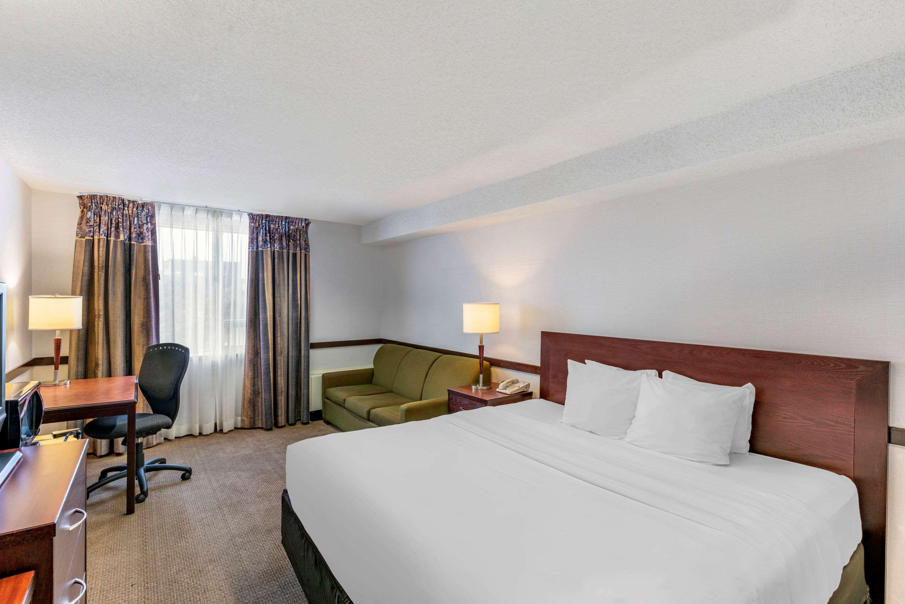 Quality Inn And Suites Montreal East Εξωτερικό φωτογραφία